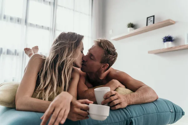 Jovem casal gentil e afetuoso no quarto — Fotografia de Stock