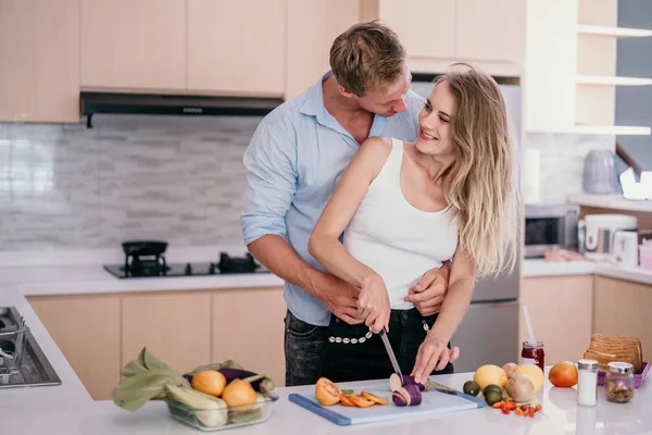 Couple romantique étreignant et souriant tout en se tenant dans la cuisine — Photo
