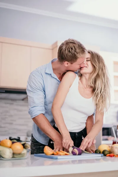 Jovem casal romântico na cozinha moderna cozinhar juntos — Fotografia de Stock