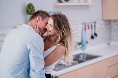 Modern mutfakta genç romantik çift