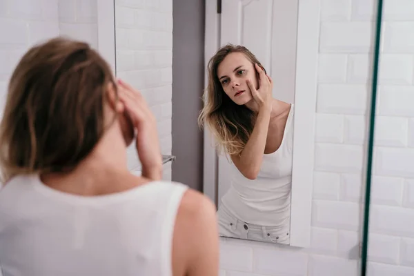 Νεαρή γυναίκα καθρεφτίζεται να δει το πρόσωπό της αρχίσει να γερνάει — Φωτογραφία Αρχείου
