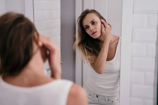 Fiatal nő tükröződik a fürdőszobában, hogy a ráncok — Stock Fotó