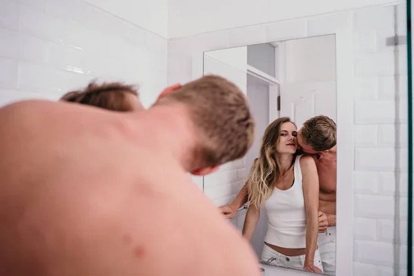 Passionerade par kramas framför spegeln — Stockfoto