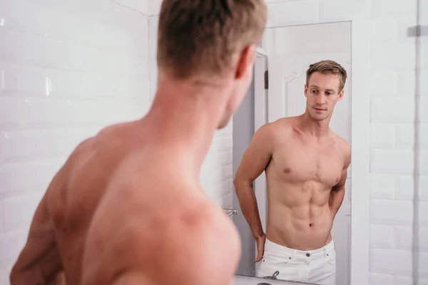 Portret człowieka ciała mięśni w przedniej refleksji w lustro — Zdjęcie stockowe