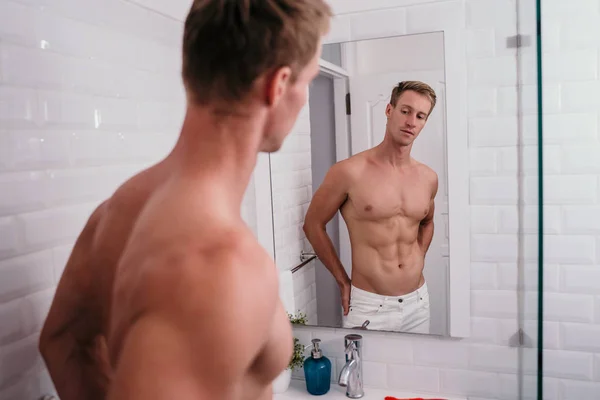 Bonitos homens atléticos sem camisa na frente reflexão do espelho — Fotografia de Stock