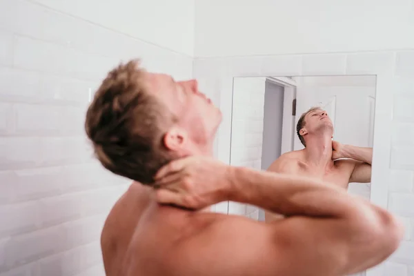 Atraente muscular dor no pescoço do homem depois de acordar na frente do espelho — Fotografia de Stock