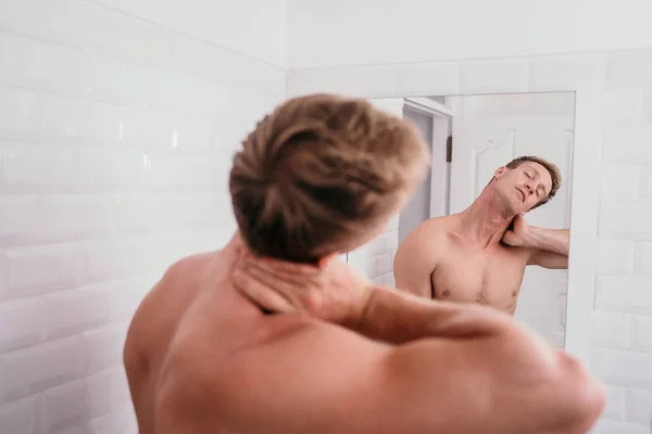 Όμορφοι αθλητικοί άντρες, ημίγυμνοι μπροστά στον καθρέφτη — Φωτογραφία Αρχείου