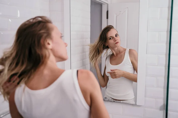 Νεαρή γυναίκα καθρεφτίζεται να δει το πρόσωπό της αρχίσει να γερνάει — Φωτογραφία Αρχείου
