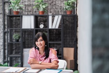 Kendine güvenen genç girişimci ofisinde