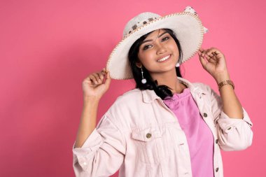 yaz şapka ile çekici Asya kadın