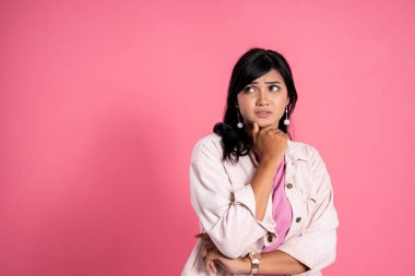 kadın düşünme ve boşluk kopyalamak için bakıyor