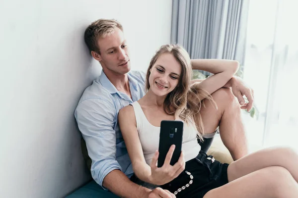 Para miłość selfie z cyfrowym smartfonem — Zdjęcie stockowe