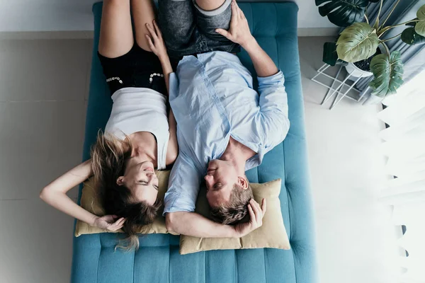 Casal falando uns aos outros enquanto deitado na cama — Fotografia de Stock