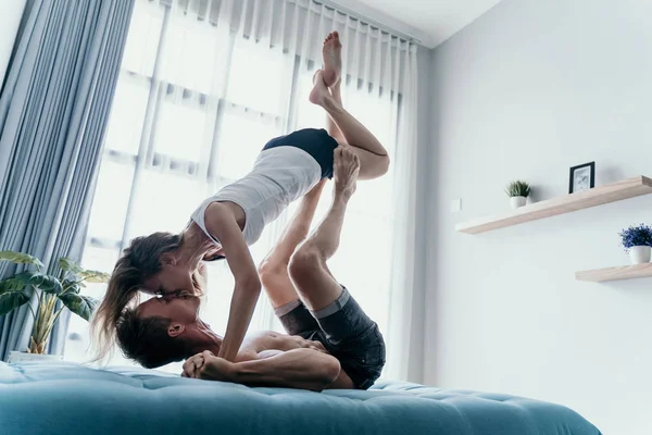 Casal carregando e beijando menina bonita de cabeça para baixo — Fotografia de Stock