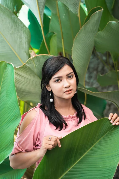 Donna tra foglie verdi tropicali — Foto Stock