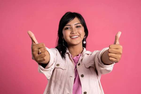 Aziatische vrouw duim opdagen — Stockfoto