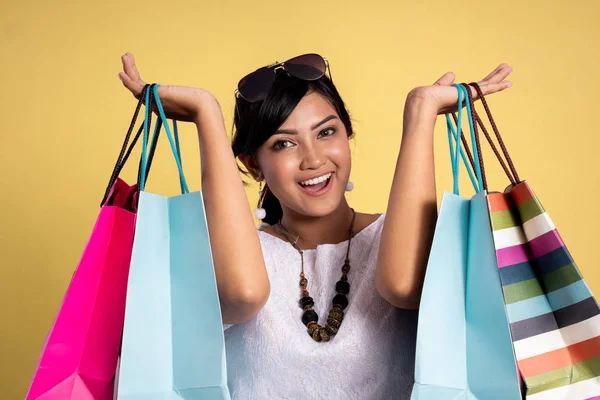 Asiática bela mulher com sacos de compras — Fotografia de Stock