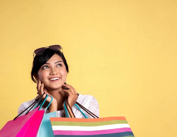 Shopping femme regardant vers le haut à copyspace — Photo