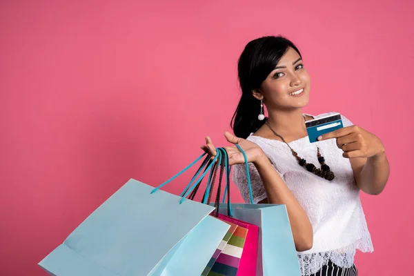 Las mujeres de compras En el verano con tarjeta de crédito —  Fotos de Stock