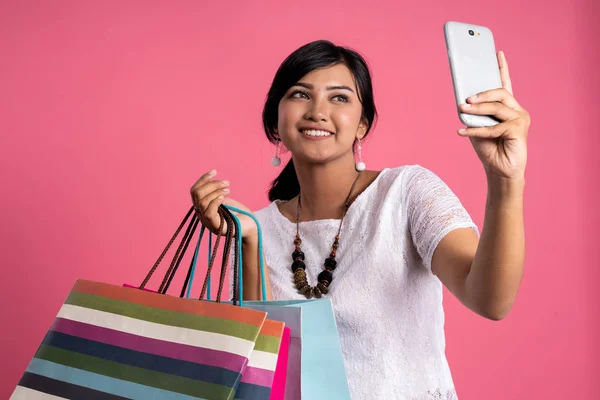 Feliz compras asiático mulher tomando selfie — Fotografia de Stock