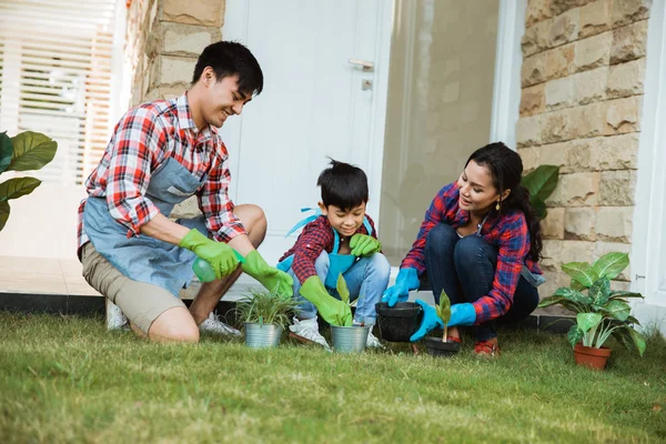 Actividad de jardinería de padres e hijos al aire libre en la casa del jardín — Foto de Stock