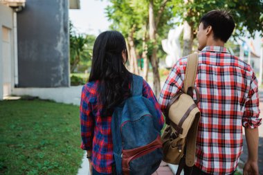 üniversite öğrencisi kampüs yürüyüş