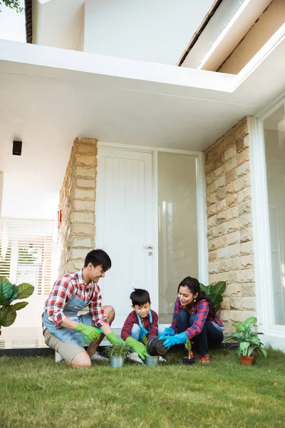 Asiatiques gens heureux jardinage avec famille à la maison — Photo
