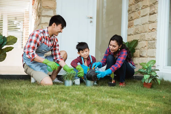 Actividad de jardinería de padres e hijos al aire libre en la casa del jardín — Foto de Stock