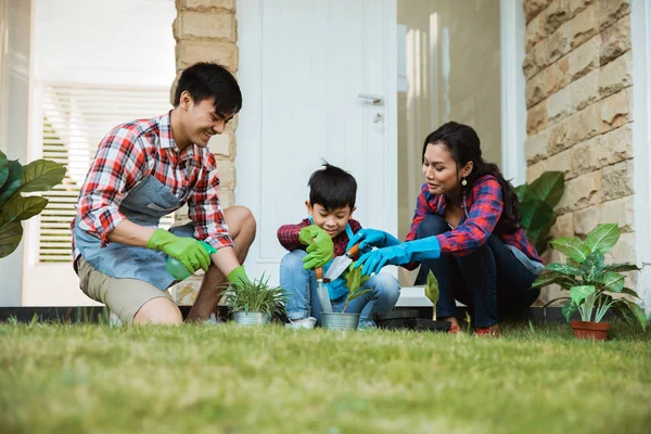 Asiático personas feliz jardinería con familia en casa — Foto de Stock