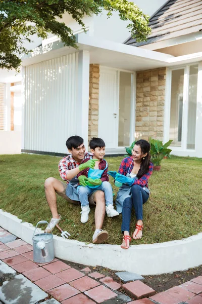 Activité de jardinage parent et fils en plein air dans la maison de jardin — Photo