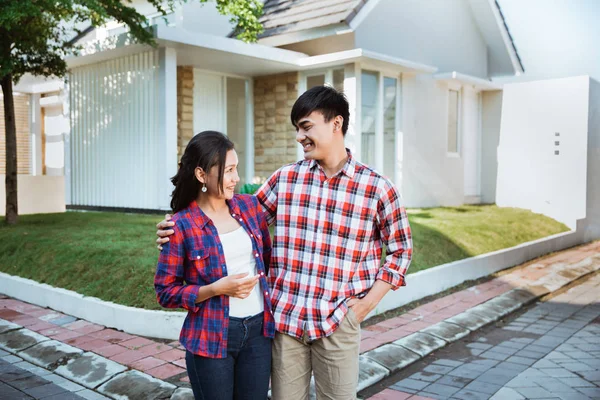 Ευτυχισμένο νεαρό ζευγάρι αγοράζουν νέο σπίτι — Φωτογραφία Αρχείου