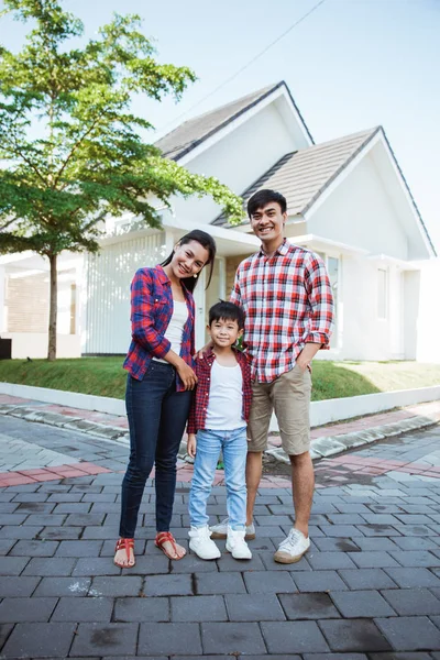 Keluarga asia berdiri di depan rumah baru mereka bersama — Stok Foto