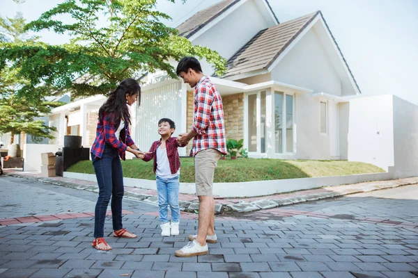 Asiático madre y padre con niño jugando alrededor de su casa — Foto de Stock