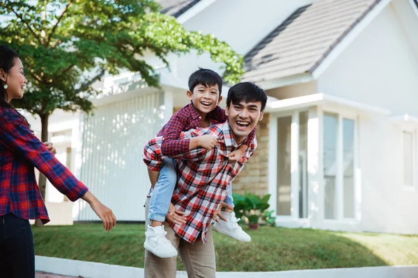 Piggyride de vuelta con papá en casa juntos — Foto de Stock