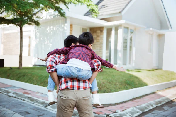 Son njuta ridning på sina fäder tillbaka på morgonen — Stockfoto