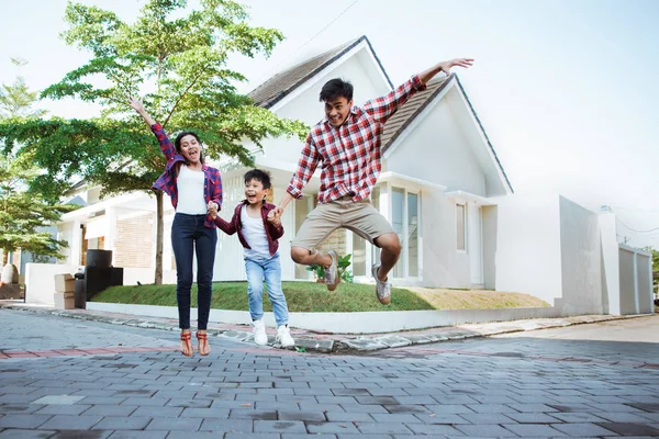 Familie rennt hintereinander her — Stockfoto