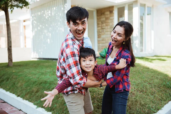 Aile ve çocuk birlikte evlerinin önünde oynarken zevk — Stok fotoğraf