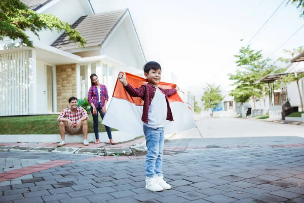 Bambino con bandiera che celebra il giorno dell'indipendenza — Foto Stock