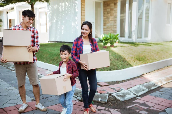 Asiático mudanza a nuevo casa llevar cartulina caja — Foto de Stock