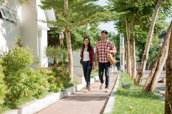 Студентська пара ходить разом — стокове фото