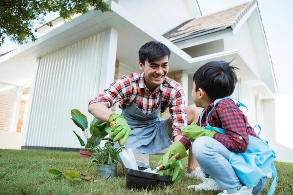 Feliz asiático papá y hijo jardinería en su casa jardín — Foto de Stock