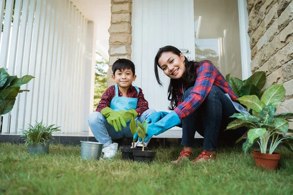 園芸活動母と家の前で息子 — ストック写真