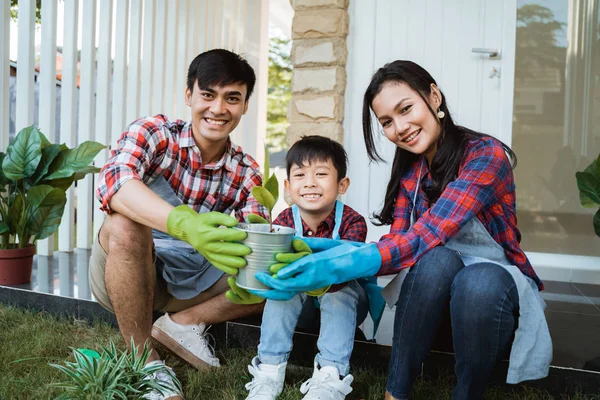 Heureux asiatique famille avec fils jardinage — Photo