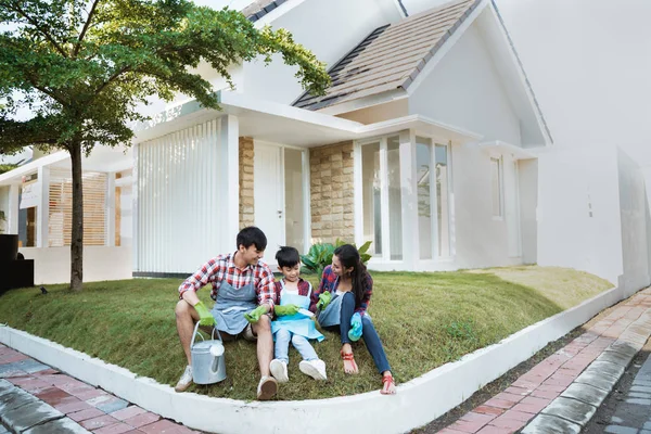 Asiatiques gens heureux jardinage avec famille à la maison — Photo