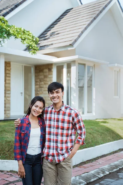 Ευτυχισμένο νεαρό ζευγάρι αγοράζουν νέο σπίτι — Φωτογραφία Αρχείου