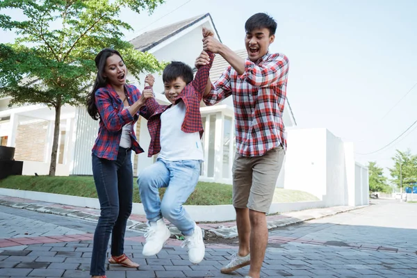 Padre con niño disfrutando jugando juntos frente a su nueva casa — Foto de Stock