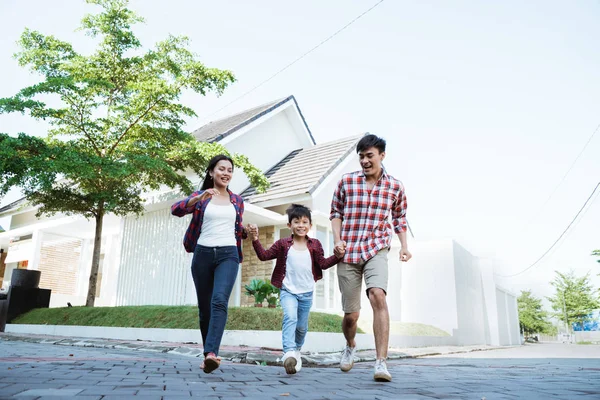 Padre con niño disfrutando jugando juntos frente a su nueva casa — Foto de Stock