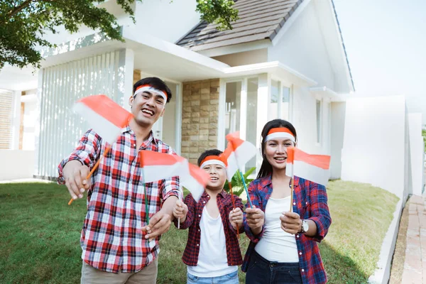 Familia celebrando el Día de la Independencia Indonesia — Foto de Stock