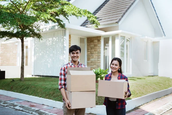 Par flyttar till sitt nya hus håller papp kartong — Stockfoto