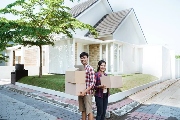 Par flyttar till sitt nya hus håller papp kartong — Stockfoto